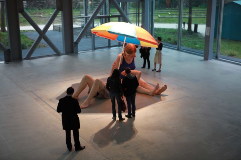 40 Couple under an Umbrella Edizione 11 2013 Ron Mueck a Parigi. Fenomenologia di una star timida