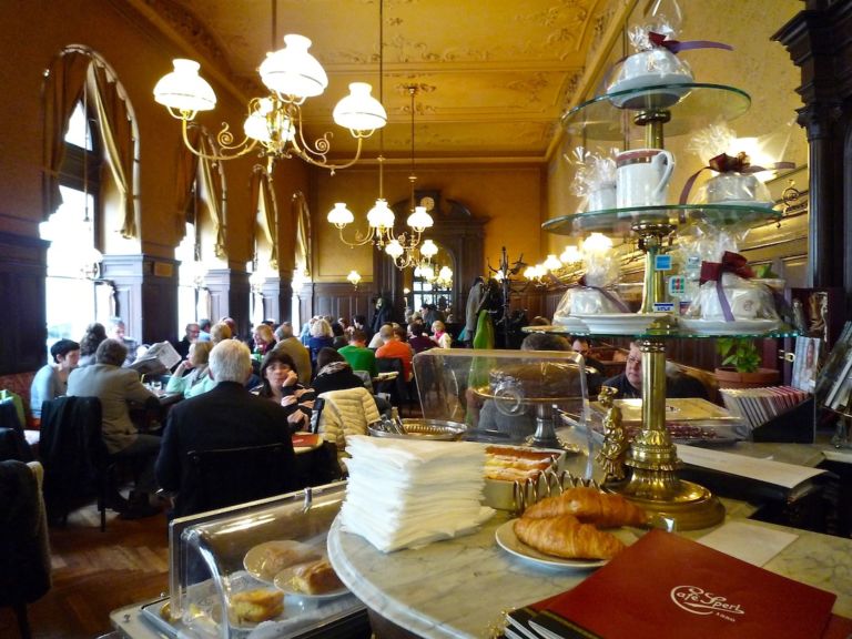 75 Riflessioni al margine di una notte filosofica: appuntamento nei caffè viennesi, tra sillogismi e torte al cioccolato. E non sarà certo “la notte in cui tutte le vacche sono nere”