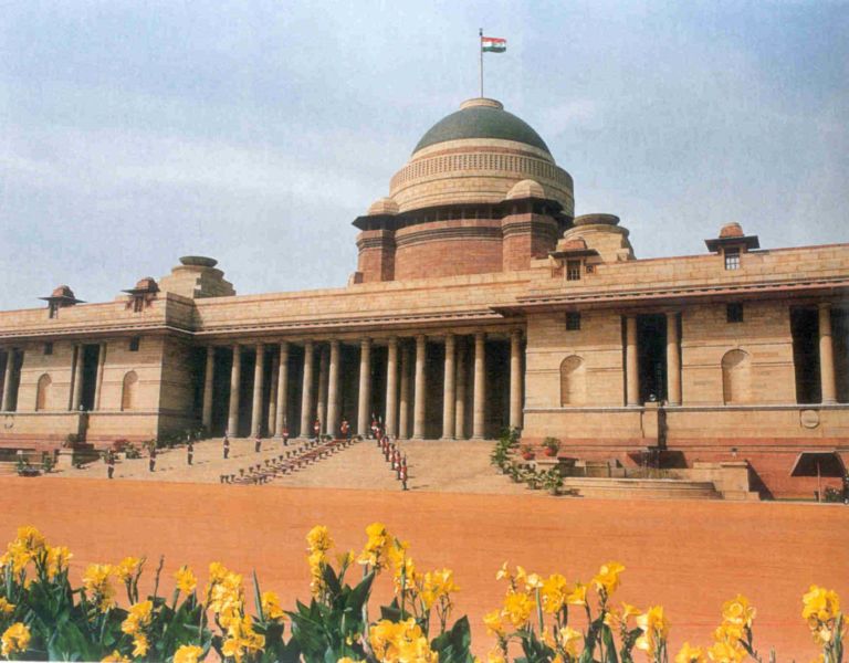 Architetture inglesi a rischio in India Art Digest: un italiano al Louvre, anzi due. Nuova Delhi e il colpo di spugna alla Old England. Dalì il buffone, ve lo racconto io