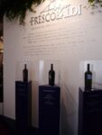 Artisti per Frescobaldi al Vinitaly Brindisi a regola d’arte: fotogallery da Vinitaly, a caccia di etichette d’artista e allestimenti griffati. Dall’omaggio dell’Abruzzo a Mario Giacomelli fino alle sensuali atmosfere di Milo Manara