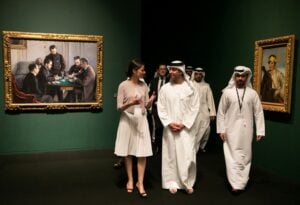 Sistemata la questione direzione a Parigi, il Louvre si butta su Abu Dhabi: inaugurata la mostra del primo stralcio di collezione permanente, ecco le immagini