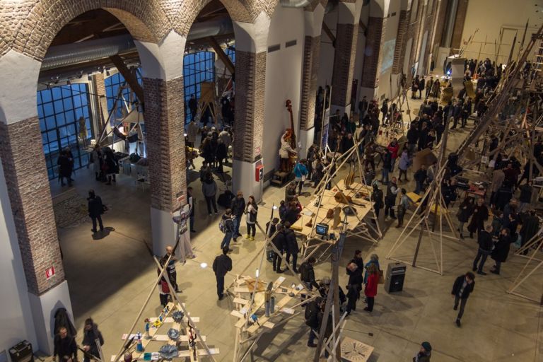 Bla Bla. Dialogo virtuale Fabbrica del Vapore Milano 4 Salone Updates: autoproduzione in festa alla Fabbrica del Vapore, con la mostra firmata Alessandro Mendini e collettivo Milano Makers. E con singolare allestimento bellico di Duilio Forte…