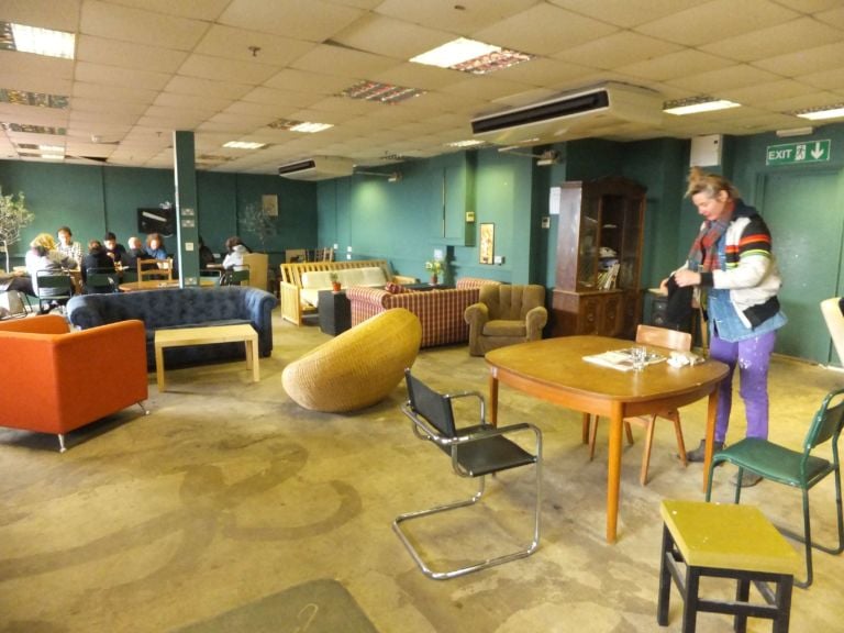 Cafè e spazio comune Biscotti e banane. Una scuola d’arte anomala in UK