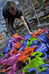 Cracking Art alla Darsena 2 Salone Updates: invasione di rane multicolor sulle acque del Naviglio Grande. Liberazione programmata per gli esemplari in plastica del Cracking Art Group: la performance punta a raccogliere fondi per la riqualificazione dell’area