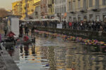 Cracking Art rane nei navigli Salone Updates: invasione di rane multicolor sulle acque del Naviglio Grande. Liberazione programmata per gli esemplari in plastica del Cracking Art Group: la performance punta a raccogliere fondi per la riqualificazione dell’area