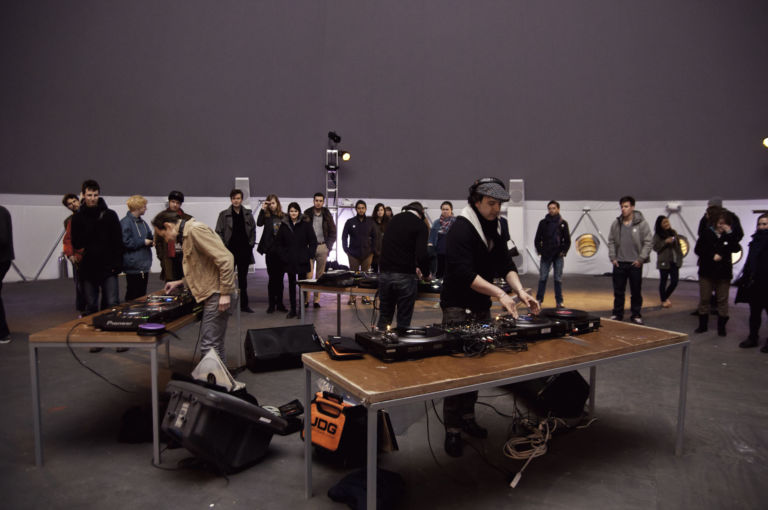 DARREN BADER PS1 NY 030 E dopo Miart, ancora Miart. Terminati i giri negli stand, la fiera milanese e la Fondazione Trussardi invitano al Teatro Arsenale: quattro serate di musica, spettacoli, performance