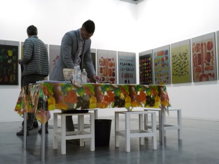 Dining room allo stand Clifton Benevento Milano Updates: prendete e mangiatene tutti! Dal pane di Boccalini alle patatine di Picco, passando per la pizza di Bader, a MiArt è un profluvio di arte edibile. Per chi è rimasto alla zuppa Campbell, ecco un doveroso censimento