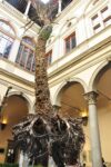 Federico Gori Di fragilità e potenza cortile di Palazzo Strozzi Firenze 1 La fragilità e la potenza di una quescia. Volante. Con la Notte Bianca fiorentina si inaugura la grande installazione di Federico Gori a Palazzo Strozzi: ecco qualche immagine…