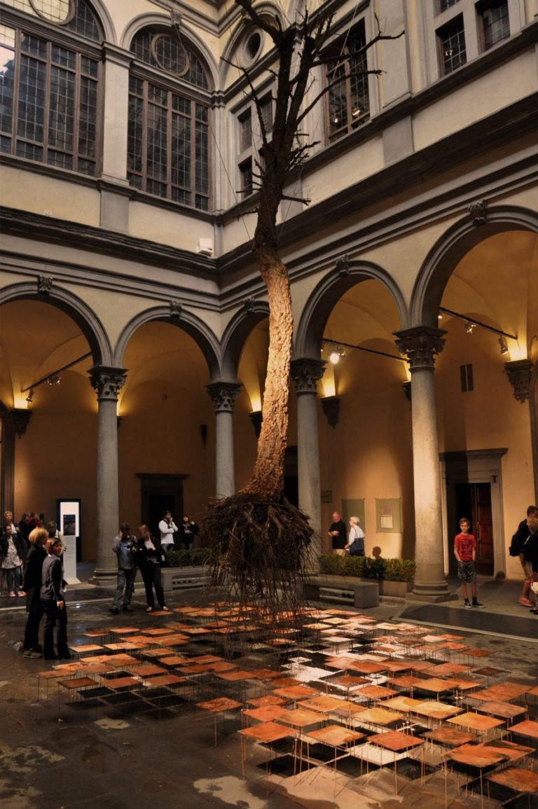 Federico Gori Di fragilità e potenza cortile di Palazzo Strozzi Firenze 3 La fragilità e la potenza di una quescia. Volante. Con la Notte Bianca fiorentina si inaugura la grande installazione di Federico Gori a Palazzo Strozzi: ecco qualche immagine…