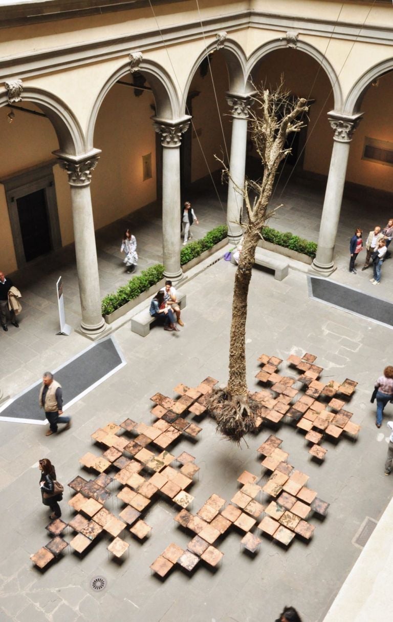 Federico Gori Di fragilità e potenza cortile di Palazzo Strozzi Firenze 6 La fragilità e la potenza di una quescia. Volante. Con la Notte Bianca fiorentina si inaugura la grande installazione di Federico Gori a Palazzo Strozzi: ecco qualche immagine…