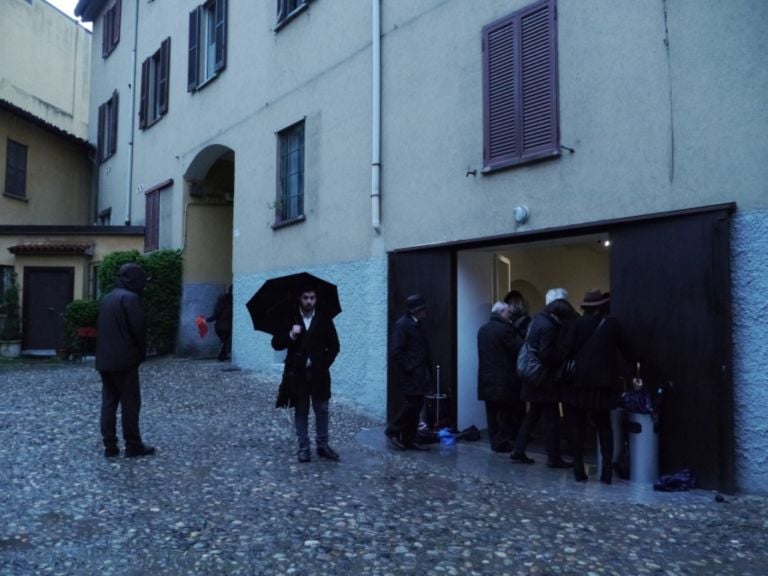 Fondazione Pomodoro esterno con pioggia Uno stanzone sui Navigli, là dove tutto ebbe inizio. Ritorno alle origini per Arnaldo Pomodoro, che inaugura gli spazi della sua rinnovata Fondazione in pieno clima da Fuorisalone