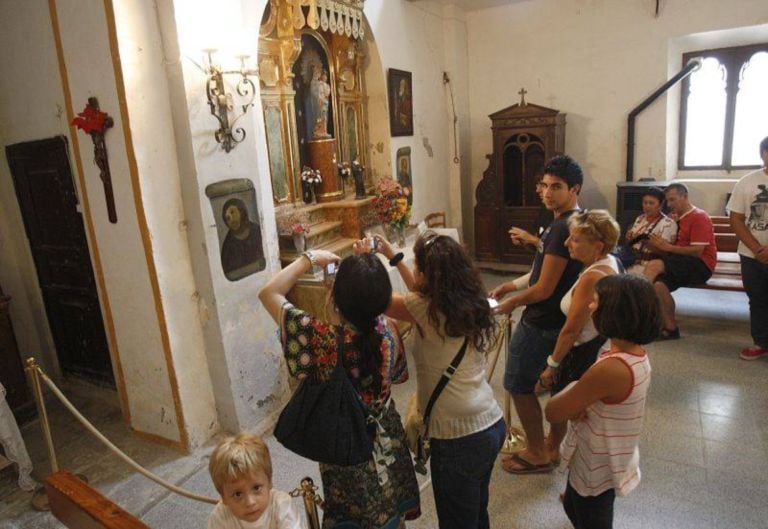 Foto ricordo al Santuario della Misericordia 1 Dal caso mediatico al giro d’affari milionario. In Spagna la parabola dell’Ecce Homo e dell’affresco trasfigurato arricchisce Cecilia Giménez con i diritti d’autore