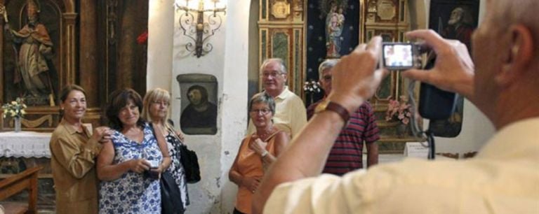 Foto ricordo al Santuario della Misericordia 2 Dal caso mediatico al giro d’affari milionario. In Spagna la parabola dell’Ecce Homo e dell’affresco trasfigurato arricchisce Cecilia Giménez con i diritti d’autore