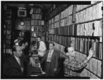 I jazzisti Milt Gabler Herbie Hill Lou Blum Jack Crystal al Commodore Record Shop Agosto 1947 foto Gottlieb Nel (micro)solco del mito: si celebra il Record Store Day, giornata internazionale dell’orgoglio vinile, con 400 edizioni a tiratura limitata destinate al mercato dei collezionisti. Che fa boom, crescendo solo nell’ultimo anno, in Italia, del 46%