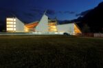 Il MUSE by night foto Alessandro Gadotti Meno cento: tanti sono i giorni che mancano all’inaugurazione del MUSE, il nuovo Museo delle Scienze che Renzo Piano ha disegnato per la città di Trento. La presentazione degli spazi alla Triennale di Milano