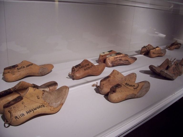 Il calzolaio prodigioso Museo Ferragamo Firenze forme di calzature per dive di Hollywood La fiaba del calzolaio prodigioso. Firenze celebra Salvatore Ferragamo