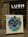 Il mondo che ride firmato Mr. Wany L’Earth Day 2013 a Milano profuma di buono. Tra arte sociale e urban-art la performance firmata da Mr. Wany per conto di Lush, premiata bottega di cosmetici al naturale: una doppia opera per esorcizzare l’inquinamento globale