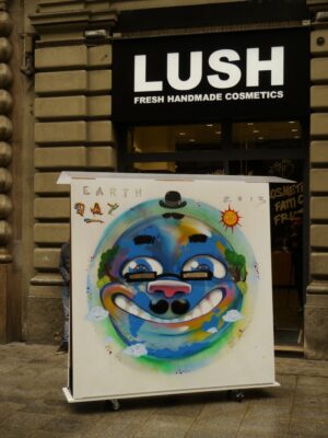 L’Earth Day 2013 a Milano profuma di buono. Tra arte sociale e urban-art la performance firmata da Mr. Wany per conto di Lush, premiata bottega di cosmetici al naturale: una doppia opera per esorcizzare l’inquinamento globale