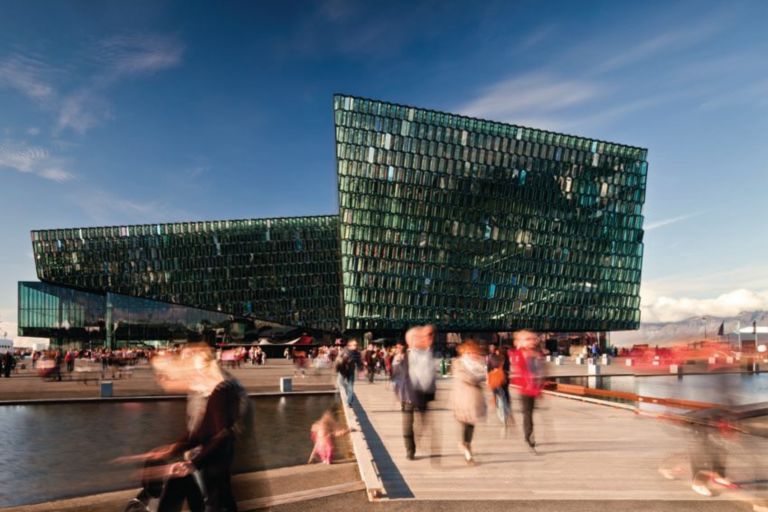 Il progetto della Harpa Reykjavik Concert Hall di Reykjavik di Henning Larsen Architects 1 Mies Van Der Rohe Award, è la Harpa Reykjavik Concert Hall il progetto vincitore per il 2013. Progetto di Henning Larsen Architects, con lo zampino di Olafur Eliasson