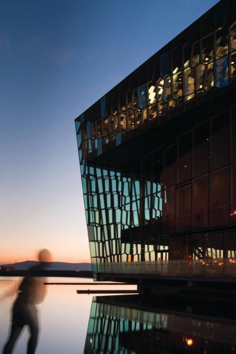 Il progetto della Harpa Reykjavik Concert Hall di Reykjavik di Henning Larsen Architects 6 Mies Van Der Rohe Award, è la Harpa Reykjavik Concert Hall il progetto vincitore per il 2013. Progetto di Henning Larsen Architects, con lo zampino di Olafur Eliasson