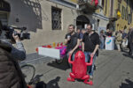 Intervista con rana Salone Updates: invasione di rane multicolor sulle acque del Naviglio Grande. Liberazione programmata per gli esemplari in plastica del Cracking Art Group: la performance punta a raccogliere fondi per la riqualificazione dell’area