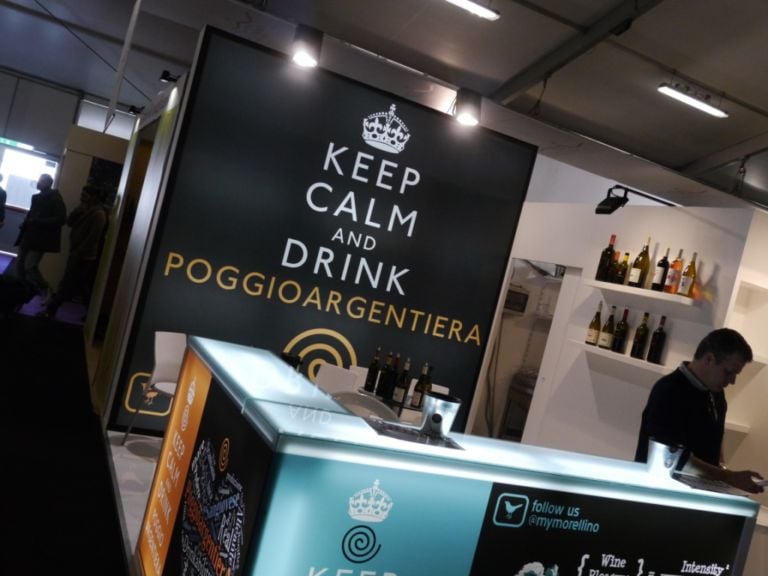 Keep calm Brindisi a regola d’arte: fotogallery da Vinitaly, a caccia di etichette d’artista e allestimenti griffati. Dall’omaggio dell’Abruzzo a Mario Giacomelli fino alle sensuali atmosfere di Milo Manara