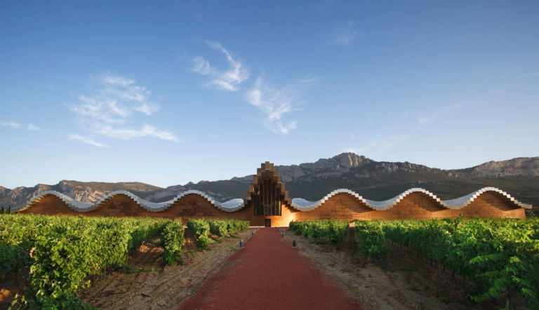 La cantina Ysios di Santiago Calatrava Art Digest: non è tutto Calatrava quel che luccica. Wang e Ed, una coppia influente. La stangata in galleria per mister Nahmad