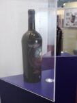 La magnum di Sighicelli al Vinitaly Brindisi a regola d’arte: fotogallery da Vinitaly, a caccia di etichette d’artista e allestimenti griffati. Dall’omaggio dell’Abruzzo a Mario Giacomelli fino alle sensuali atmosfere di Milo Manara