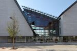 Lingresso el MUSE foto Massimo Zarucco Meno cento: tanti sono i giorni che mancano all’inaugurazione del MUSE, il nuovo Museo delle Scienze che Renzo Piano ha disegnato per la città di Trento. La presentazione degli spazi alla Triennale di Milano