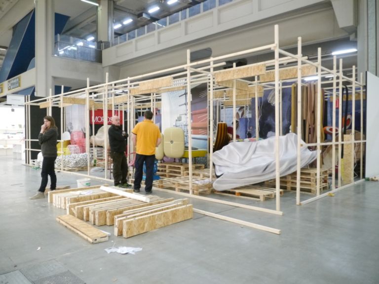 Lo stand Moroso Milano Updates: il sipario si alza domani, ma un paio di immagini ve le anticipiamo: fervono i preparativi a MiArt, tra le futuribili aree comuni e gli stand in fase di allestimento