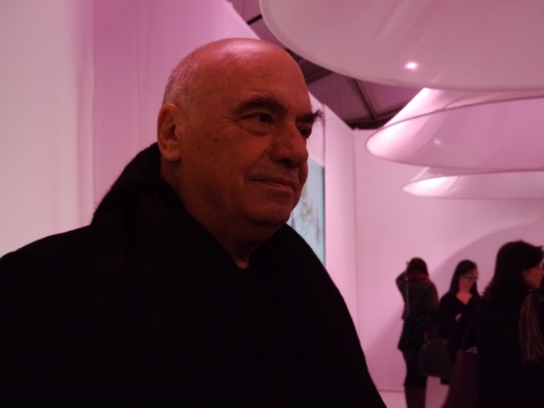 Massimiliano Fuksas Salone Updates: la Fuksas family al Sole 24 Ore, con Massimiliano che presenta il docu-film sulla fiera di Rho firmato dalla figlia Elisa. Un evento dedicato alla luce, tra giovani designer e i video di Masbedo