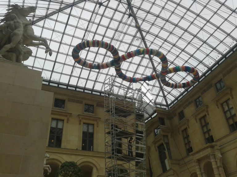 Michelangelo Pistoletto al Louvre Terzo Paradiso obelisco 1 Il Paradiso sulla Terra? È il Louvre. Tutto pronto a Parigi per il “Contrepoint” di Michelangelo Pistoletto: ecco le prime immagini