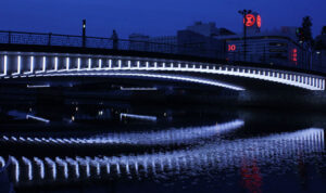 Una città illuminata ad arte: a Tokushima una nuova edizione del LED Art Festival, con la luce a disegnare sculture effimere tra i ponti della città. Una trentina gli artisti invitati, tra loro anche Mischa Kuball, già al Pompidou di Metz