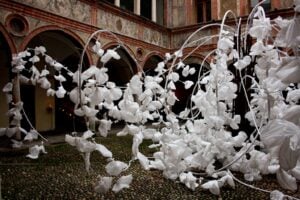 Non si butta via niente, soprattutto i sacchetti di plastica: la nomade Claudia Borgna torna in Italia con un nuovo progetto, tra performance e installazione. Le sue sculture effimere invadono a Pavia lo storico Palazzo Bottigella