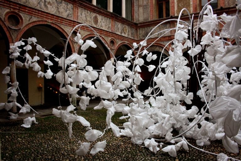 Pavia linstallazione di Claudia Borgna foto Michela Deponti Non si butta via niente, soprattutto i sacchetti di plastica: la nomade Claudia Borgna torna in Italia con un nuovo progetto, tra performance e installazione. Le sue sculture effimere invadono a Pavia lo storico Palazzo Bottigella