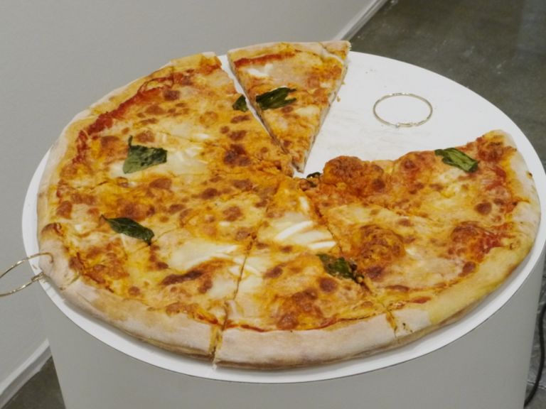 Pizza da Noero Milano Updates: prendete e mangiatene tutti! Dal pane di Boccalini alle patatine di Picco, passando per la pizza di Bader, a MiArt è un profluvio di arte edibile. Per chi è rimasto alla zuppa Campbell, ecco un doveroso censimento