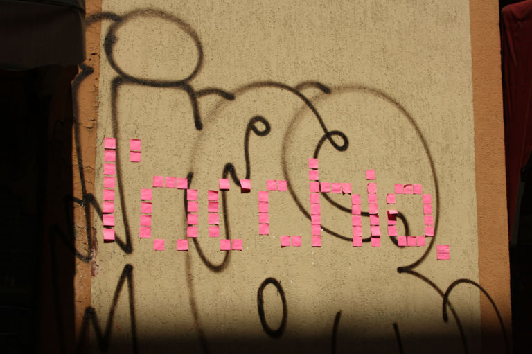 Quartiere Isola e associazione O’ Fuorisalone 2013 17 Salone Updates: cosa sono quelle scritte rosa su muri e vetrine? Messaggi di rieducazione visuale. Tante foto dal Fuorisalone targato Isola e O’