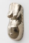 Sherrie Levine Body Mask 2007 bronze 522 x 241 x 146 cm courtesy of Fondazione Sandretto Re Rebaudengo Torino Viaggio in Europa, tappa seconda. Dopo Londra, la Fondazione Sandretto vola in Polonia. Al CoCA di Toruń una mostra che parte da Goya, per rileggere un segmento di collezione