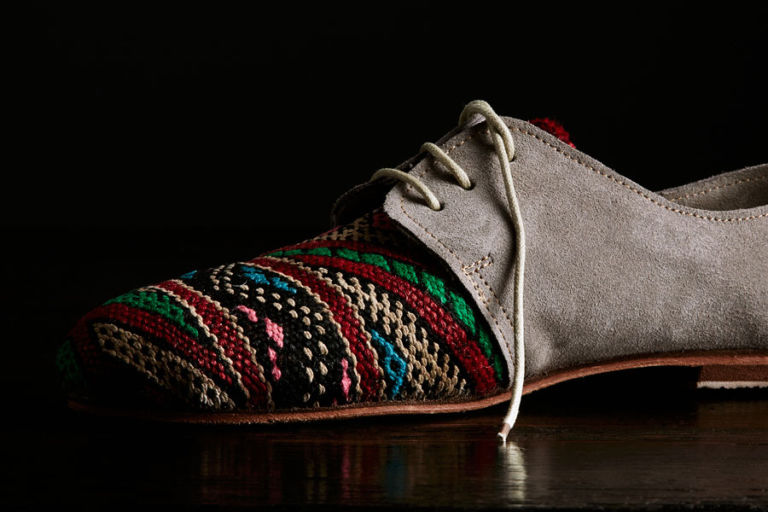 Ten Co9 Chi la vuole classica e chi la vuole etnica. E chi si concede un mix. Ten & Co, scarpe made in Marocco, in puro stile Oxford. E la campagna pubblicitaria gioca col barocco...