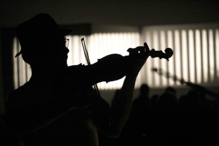 Tony Conrad Fifty one Years on the Infinite Plain 1972 2013 foto Bettina Herzner Un altro festival? A Bologna un’intera settimana per le live arts