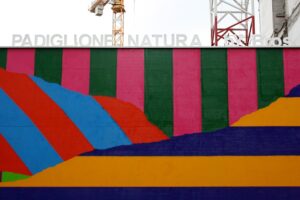 La Biennale non c’entra: il Padiglione Natura è a Milano. Lo realizza Bros, street-artist alle prese con una costruzione effimera ai margini di uno dei cantieri sorti all’ombra di Expo; una riflessione amara su un paesaggio negato