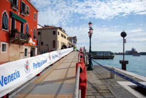 Punta della Dogana, Fondazione Vedova e Peggy Guggenheim: si raggiungono più facilmente con il progetto Venice Art For All. Prolungata a Dorsoduro la posa delle passerelle per la maratona