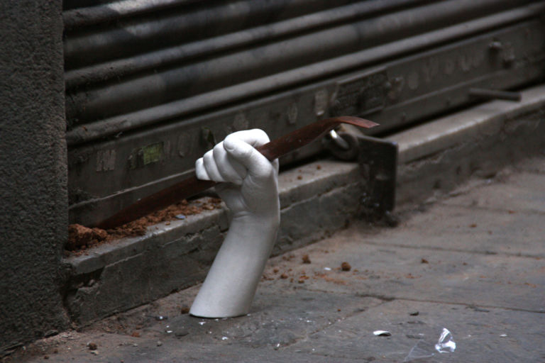 burglar octaviserra mateu paugarcia danielllugany33 Arte urbana per riflettere con ironia sul senso della crisi economica. Per le strade del centro di Barcellona spuntano le mani in gesso del progetto “Hands”