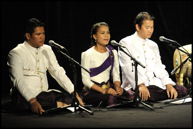 concerto di musica khmer Hotel de Paris 29 03 13 Printemps des Arts ph Alain Helan n. 2 Alle radici più lontane della contemporaneità. La musica cambogiana