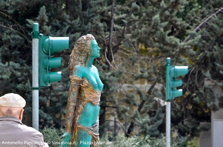 fotoAntonello Pietrarossi Violata: quando dici un titolo azzeccato. Ad Ancona violato il buongusto con la scultura di Floriano Ippoliti. L’artista denuncia la violenza sulle donne e i cittadini denunciano l’artista