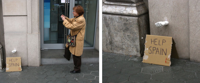 help octaviserra mateu paugarcia danielllugany22 Arte urbana per riflettere con ironia sul senso della crisi economica. Per le strade del centro di Barcellona spuntano le mani in gesso del progetto “Hands”