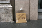 help octaviserra mateu paugarcia danielllugany37 Arte urbana per riflettere con ironia sul senso della crisi economica. Per le strade del centro di Barcellona spuntano le mani in gesso del progetto “Hands”