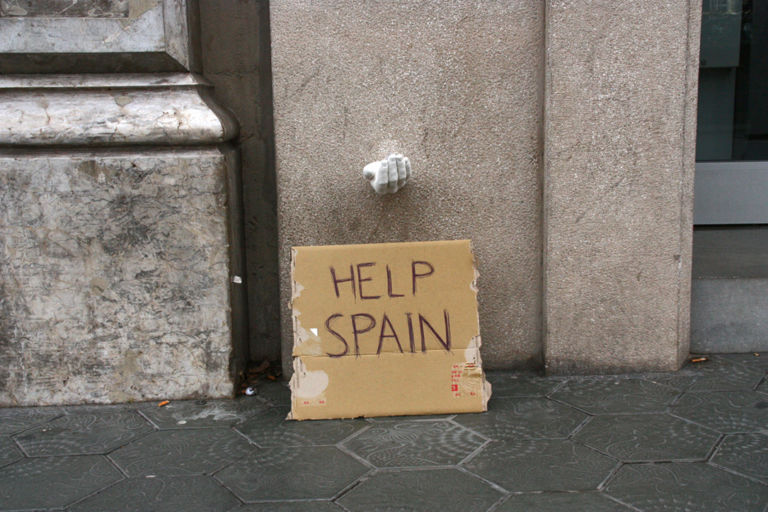 help octaviserra mateu paugarcia danielllugany37 Arte urbana per riflettere con ironia sul senso della crisi economica. Per le strade del centro di Barcellona spuntano le mani in gesso del progetto “Hands”