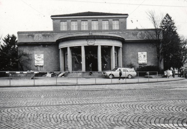 kunsthalle° Resuscitando Szeemann. A Venezia la Fondazione Prada attiva la macchina del tempo: dalla Kunsthalle di Berna del 1969 a Cà Corner della Regina, nel 2013. When Attitudes Become Form