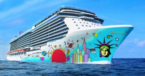 Una tela in metallo da 3700 metri: è la carena della Norwegian Breakaway, nave da crociera illustrata da Peter Max. Un coloratissimo skyline di New York pronto a salpare alla volta dei Caraibi